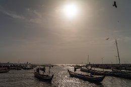 Accra;-Ghana;-Jamestown;-fishing-harbour;-channel;-pirogue;-raking-light;-silver-light;-haze;-birds;-atmosphere;-artisanal-fishing;-Gulf-of-Guinea;-West-Africa;-historic-district;-documentary-photography;-Kaleidos;-Kaleidos-images;-La-parole-à-limage;-Stories-Pictures;-Tarek-Charara